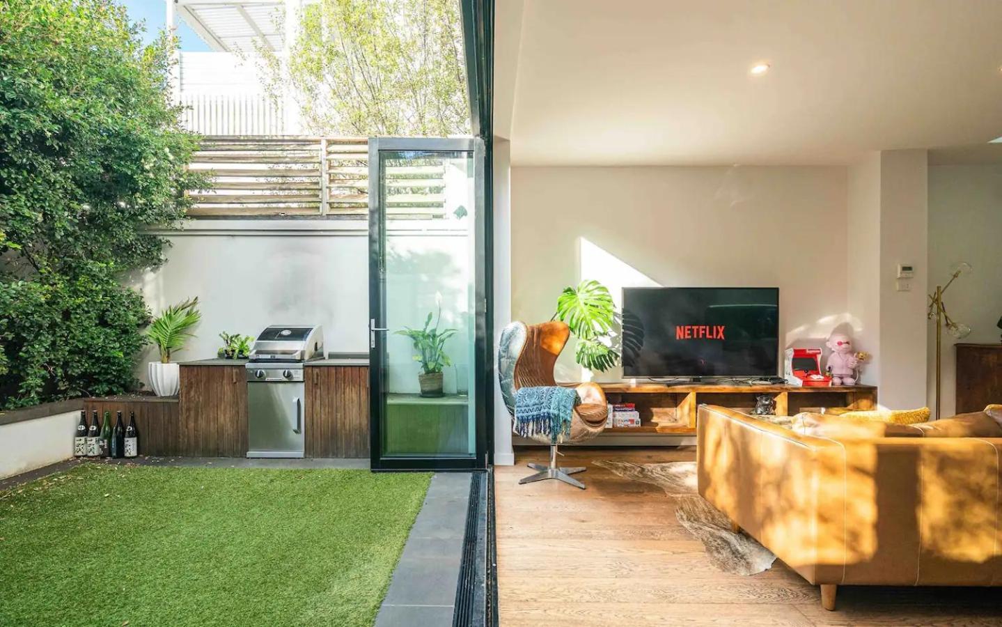 Sophisticated Art Deco In The Heart Of Toorak Holiday home *