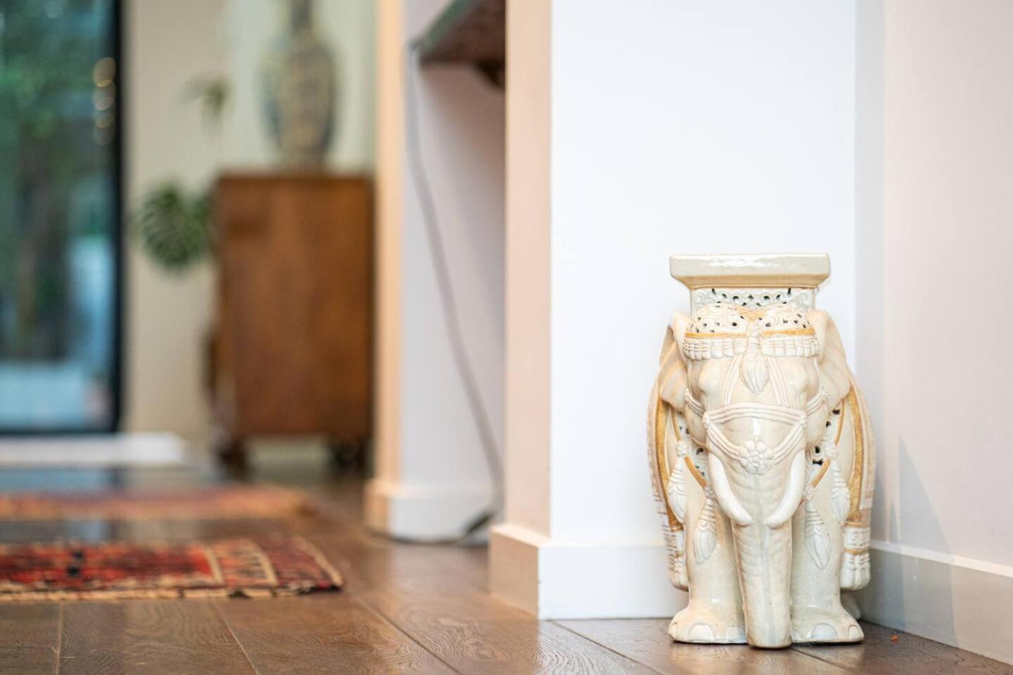 Sophisticated Art Deco In The Heart Of Toorak Holiday home *