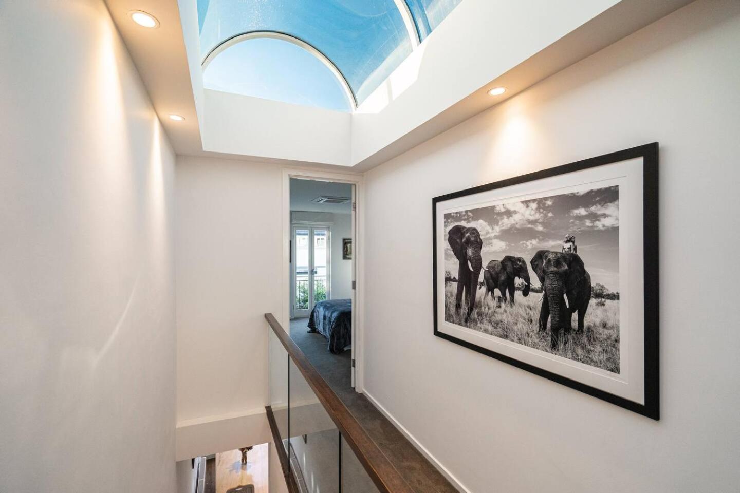 Sophisticated Art Deco In The Heart Of Toorak Holiday home